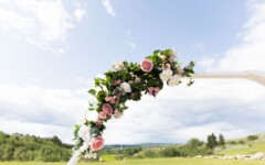 Photo Credit: Emily Exon Photography
Styled By: Chair Flair
Florals: Creative Edge Flowers
Model: Marina Pigueiras